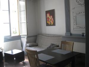 Appartements Home Nantua studio meubles Ain-Jura : photos des chambres