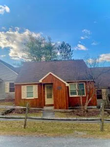 Cozy Mountain Cabin on Resort Property in Cultural Berkshire - Lanesborough