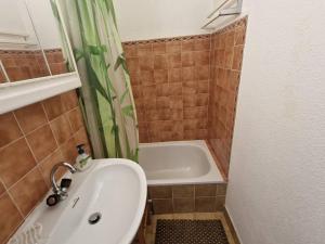 T2 avec piscine, parking, terrasse et vue mer au Rayol-Canadel-sur-Mer - FR-1-100-331