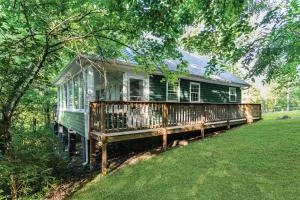 Cozy Cottage w Hot Tub, Fire Pit, WiFi & Sunroom! - Delaplane