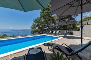 Modernes Ferienhaus in Bast mit Privatem Pool und Meerblick