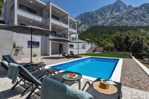 Modernes Ferienhaus in Bast mit Privatem Pool und Meerblick