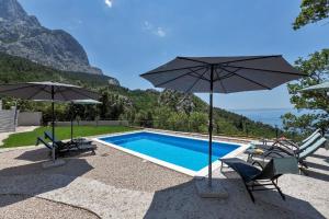 Modernes Ferienhaus in Bast mit Privatem Pool und Meerblick