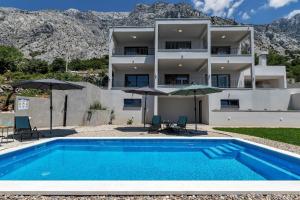 Modernes Ferienhaus in Bast mit Privatem Pool und Meerblick