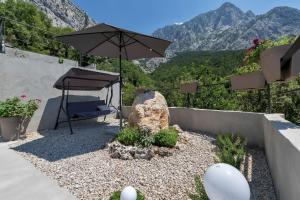 Modernes Ferienhaus in Bast mit Privatem Pool und Meerblick