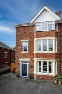 Arnside - Spacious 10-Bedroom Seaside Cottage with Hot Tub