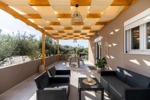 Newly Built Home with Garden, 400m to Beach