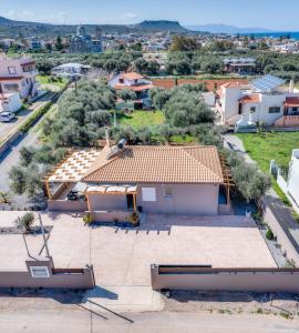 Newly Built Home with Garden, 400m to Beach