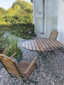 Helle, gemütliche Ferienwohnung in ruhiger Wohnlage und Sitzecke im Gartenbereich - Probsteierhagen
