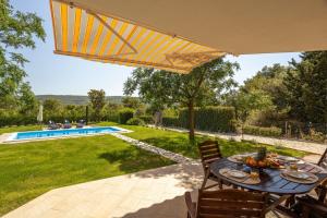 Ferienhaus mit Privatpool für 6 Personen ca 223 qm in Dubrava kod Sibenik, Dalmatien Norddalmatien