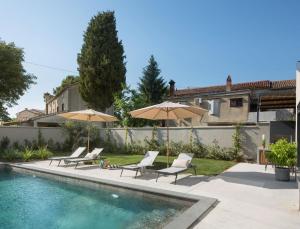 Haustierfreundliche Villa Bino und Maria mit Pool 