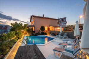 Ferienhaus mit Privatpool für 8 Personen ca 146 qm in Bilice, Dalmatien Norddalmatien