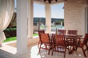 Ferienhaus mit Privatpool für 7 Personen ca 290 qm in Šibenik-Dubrava, Dalmatien Norddalmatien
