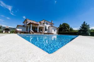 Villa Latica mit viel Privatsphäre, Pool und Aussicht