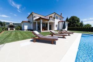 Villa Latica mit viel Privatsphäre, Pool und Aussicht 