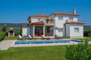 Villa Latica mit viel Privatsphäre, Pool und Aussicht 