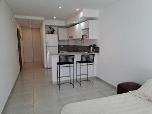 Cómodo monoambiente con balcón en Salta 246