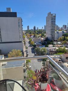 Cómodo monoambiente con balcón en Salta 246