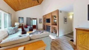 Scenic 3BR Escape Home Brought to you by GetAway Vacations - Stockbridge