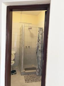 Ocean Blue Retreat-3 minute walk to Nyali Center and 3 minute walk to the Beach