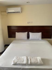 Ocean Blue Retreat-3 minute walk to Nyali Center and 3 minute walk to the Beach