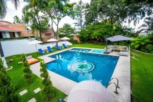 New Family Home with Pool Jacuzzi & Fronton - Ahuatepec