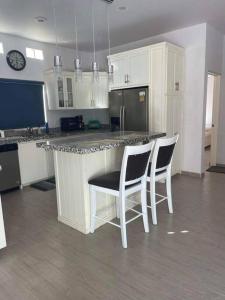 10A Colorful and Spacious Cerritos Beach Condo - Ubytování bez kategorie ve městě San Carlos