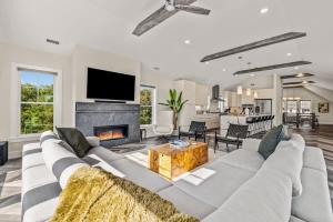 Auroro 6 BR Elevator Theater Rec Room Pool & Hot