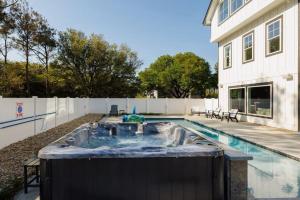 Auroro 6 BR Elevator Theater Rec Room Pool & Hot