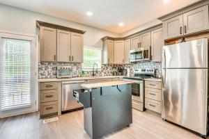 Sleek + Spacious Home ~ 6 Mi to Downtown Atlanta!