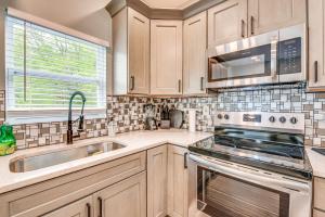 Sleek + Spacious Home ~ 6 Mi to Downtown Atlanta!