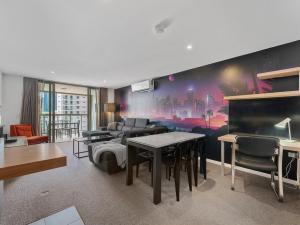 Discover urban bliss in our 1-bedroom King bed apartment! City views and cultural gems