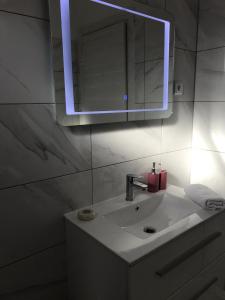 Apartments and rooms with a swimming pool Pucisca, Brac - 5637