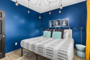 Condo Near Downtown WALK to restaurants, bars & music