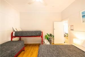 Silver Sands, 29B Victoria Pde - across the road to the water