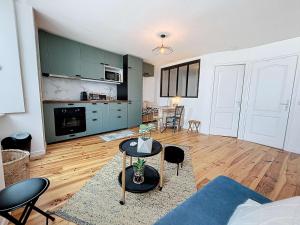 Appartement rénové, 1 chambre, 300m de la gare, près du centre de Granville - FR-1-361-479