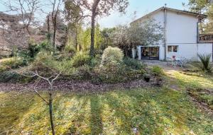 Maisons de vacances Gorgeous Home In Saint-augustin With Wifi : photos des chambres