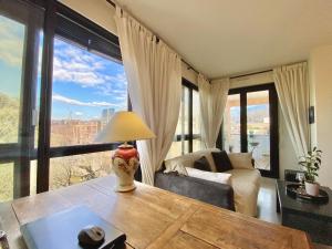 Superbe T2 avec terrasse de 60m² et parking privé à Annecy - FR-1-432-74