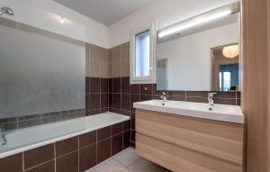 Maisons de vacances Stunning Home In Angresse With Kitchen : photos des chambres