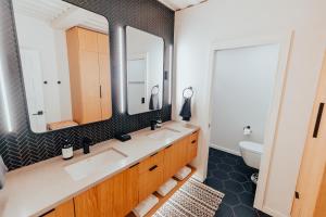 Pacific Bin - Hot Tub, Secluded Forest Getaway