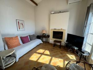 Maison Individuelle 2 Chambres avec Jardin, Piscine et Tennis, Proche du Centre-Village - FR-1-726-44