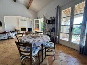 Maisons de vacances Maison Individuelle 2 Chambres avec Jardin, Piscine et Tennis, Proche du Centre-Village - FR-1-726-44 : photos des chambres