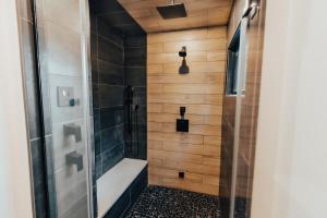 Pacific Bin - Hot Tub, Secluded Forest Getaway