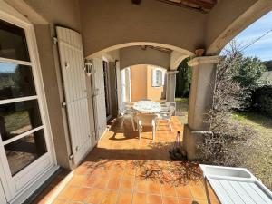 Maisons de vacances Maison Individuelle 2 Chambres avec Jardin, Piscine et Tennis, Proche du Centre-Village - FR-1-726-44 : photos des chambres