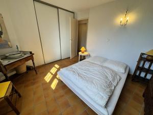 Maisons de vacances Maison Individuelle 2 Chambres avec Jardin, Piscine et Tennis, Proche du Centre-Village - FR-1-726-44 : photos des chambres