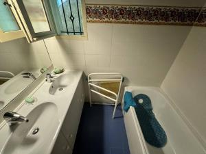 Maisons de vacances Maison Individuelle 2 Chambres avec Jardin, Piscine et Tennis, Proche du Centre-Village - FR-1-726-44 : Maison de Vacances