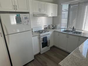 Budgie Smuggler - Cabin 96 Geographe Bay Holiday Park