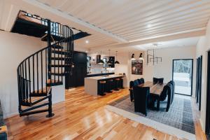 Pacific Bin - Hot Tub, Secluded Forest Getaway