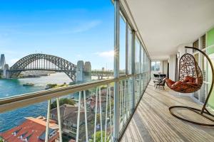 Sydneys Landmark Views from Luxury 2Bd Apt