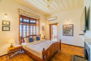StayVista at Paris Villa with Pvt Outdoor Heated Pool in Kasauli